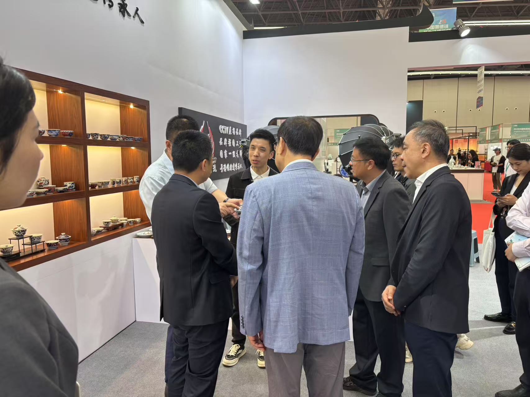 永明尚玩2025年景德镇茶博会暨新品发布会圆满成功：非遗瓷艺绽放千年瓷都魅力(图4)