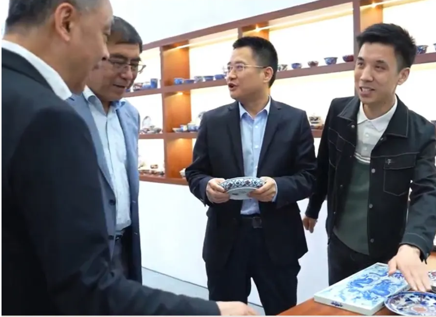 永明尚玩2025年景德镇茶博会暨新品发布会圆满成功：非遗瓷艺绽放千年瓷都魅力(图2)