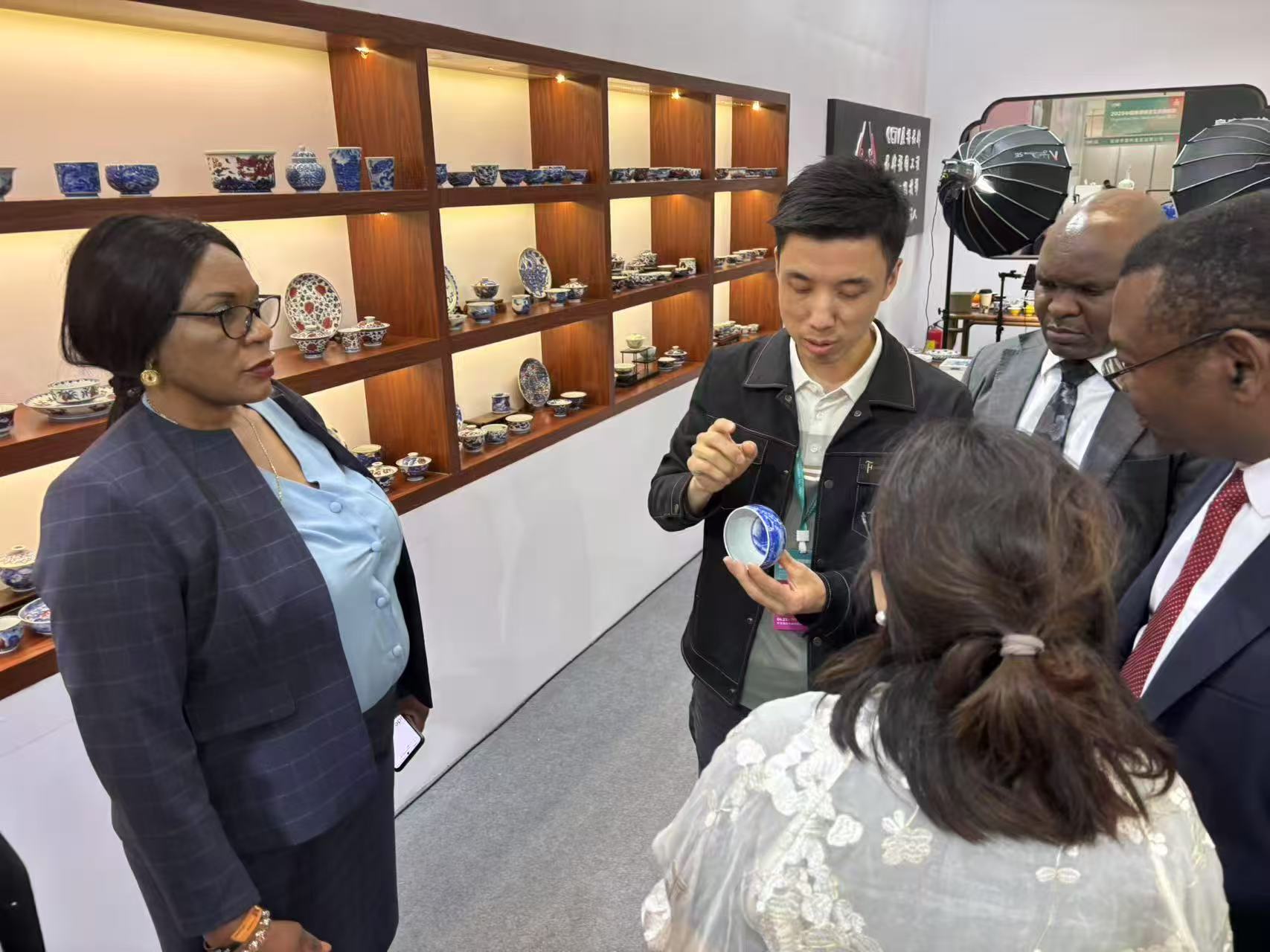 永明尚玩2025年景德镇茶博会暨新品发布会圆满成功：非遗瓷艺绽放千年瓷都魅力(图3)