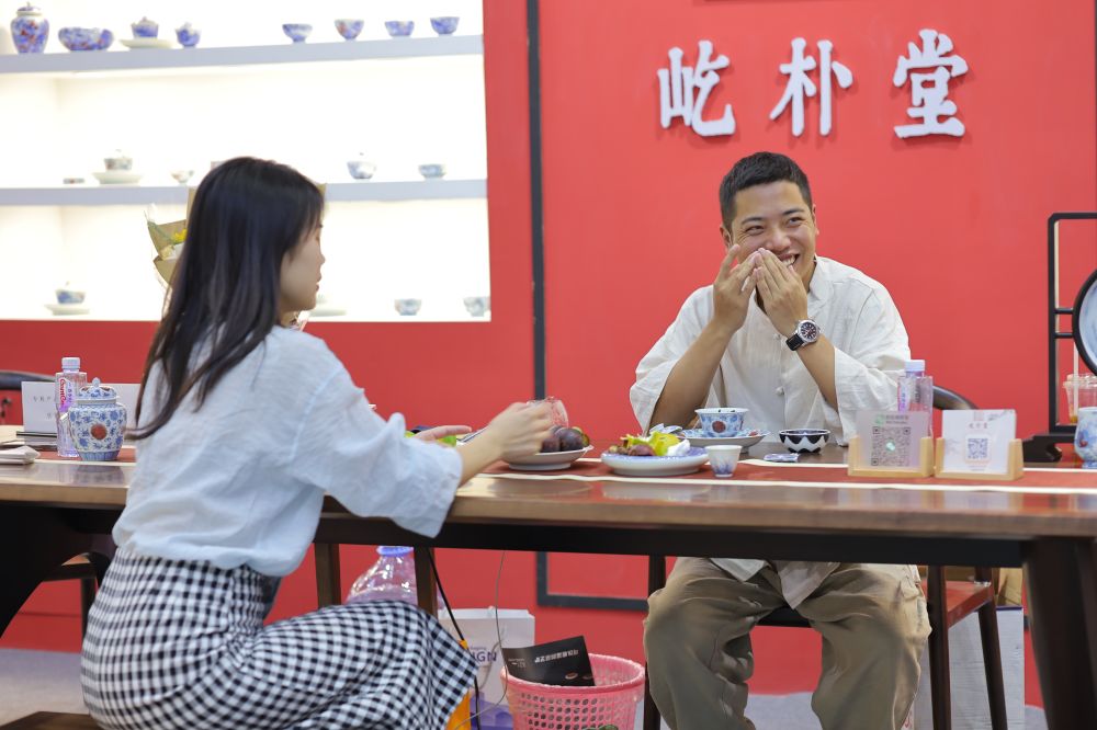 厦门茶博会圆满闭幕，景德镇瓷器窑口屹朴堂大放异彩！(图3)